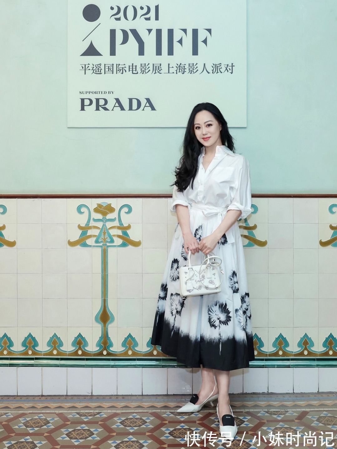 搭配|章小蕙才是真正的“上流贵妇”,穿白衬衫配半身裙,高贵又优雅