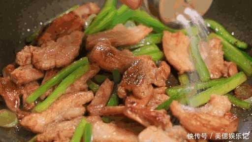 大厨|炒猪肉时,最忌直接“倒油”了,饭店大厨这样炒,猪肉喷香又入味