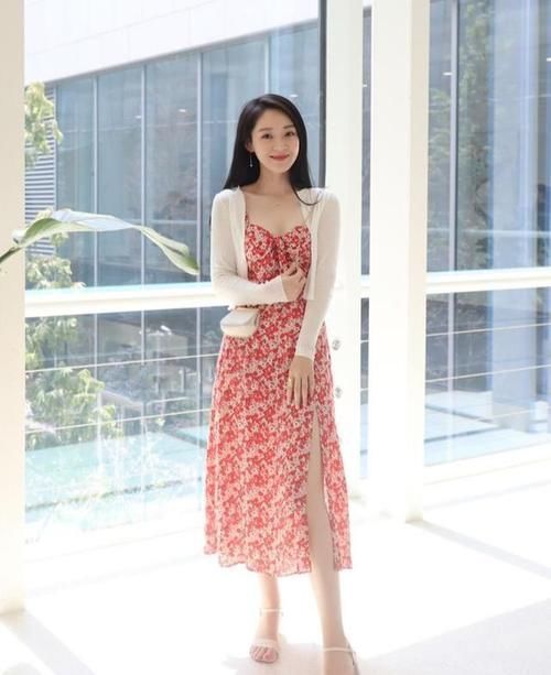 搭配|穿针织衫搭配碎花裙，甜美不失女人味，温柔淑女让人一眼心动