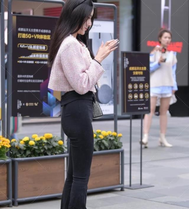 穿“沙漏型”瑜伽裤的辣妈，使人感到眼前一亮，非常不错