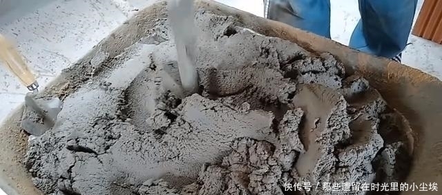 瓦工|瓦工给橱柜加了一层底座,完工后太实用,邻居看了都想重做