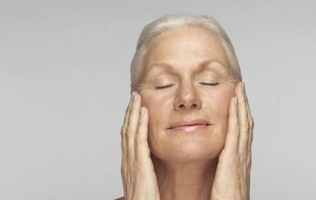 长老年斑|为什么年纪大了容易有“老年斑”?专家说:常吃2物,可及时避免