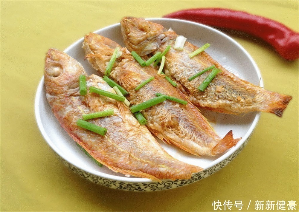 不粘|煎鱼时,只放油是不对的,多加这样“东西”,鱼皮完整还不粘锅