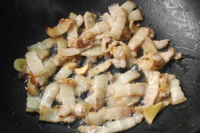 翻炒均匀|挂面别再煮着吃了,加点白菜五花肉上锅一焖,面条劲道入味特好吃