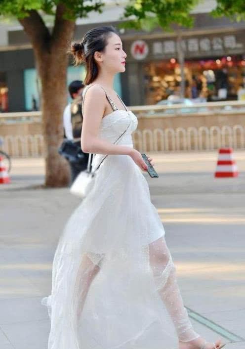 小姐姐|美女穿白色外衣和粉色阔腿裤,清纯可爱,精致发型吸睛无数