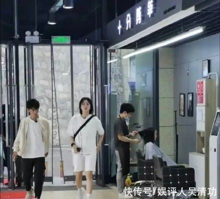 周也|丁真在《中餐廳5》的路透照比龔俊還多？周也當眾摳鼻孔引起熱議