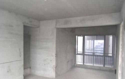 彩礼|婚房不加俺名还让俺拿装修钱？女子找人砸碎婚房门窗：谁都别想好