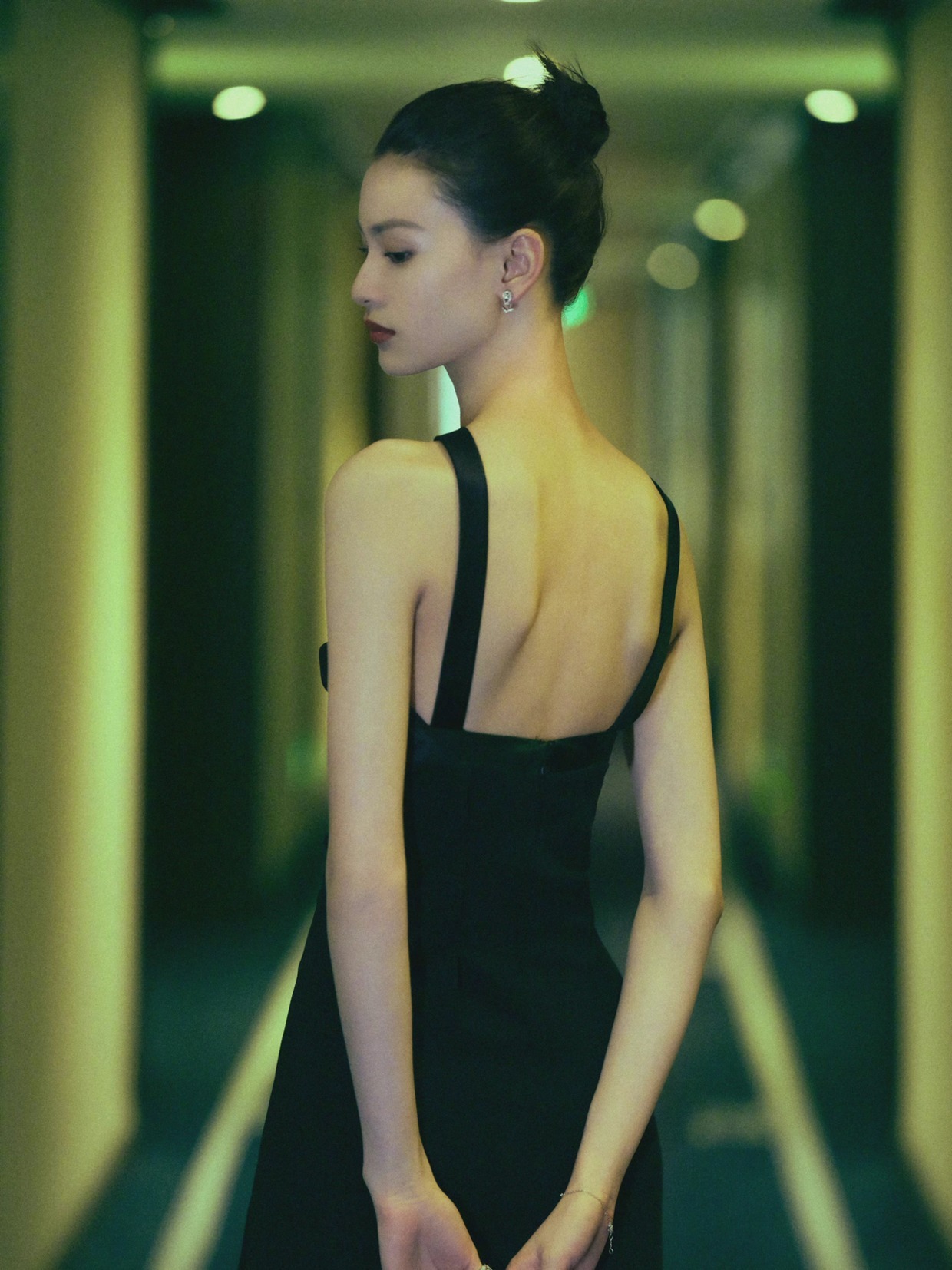 大长腿|邱天身材比例绝了!穿一袭黑色吊带连衣裙高贵大气,气场不输超模