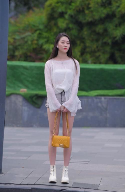 轻熟优雅的大姐姐，时尚穿搭针织衫搭配牛仔短裤，减龄更显女神范