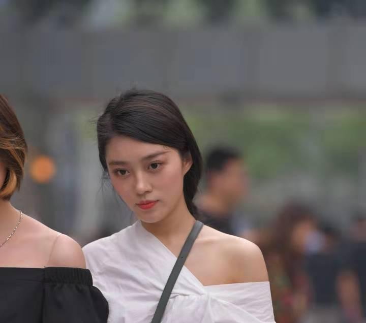 街拍小姐姐穿衣“不正经”，这么严肃的白衬衣被她穿成这样！