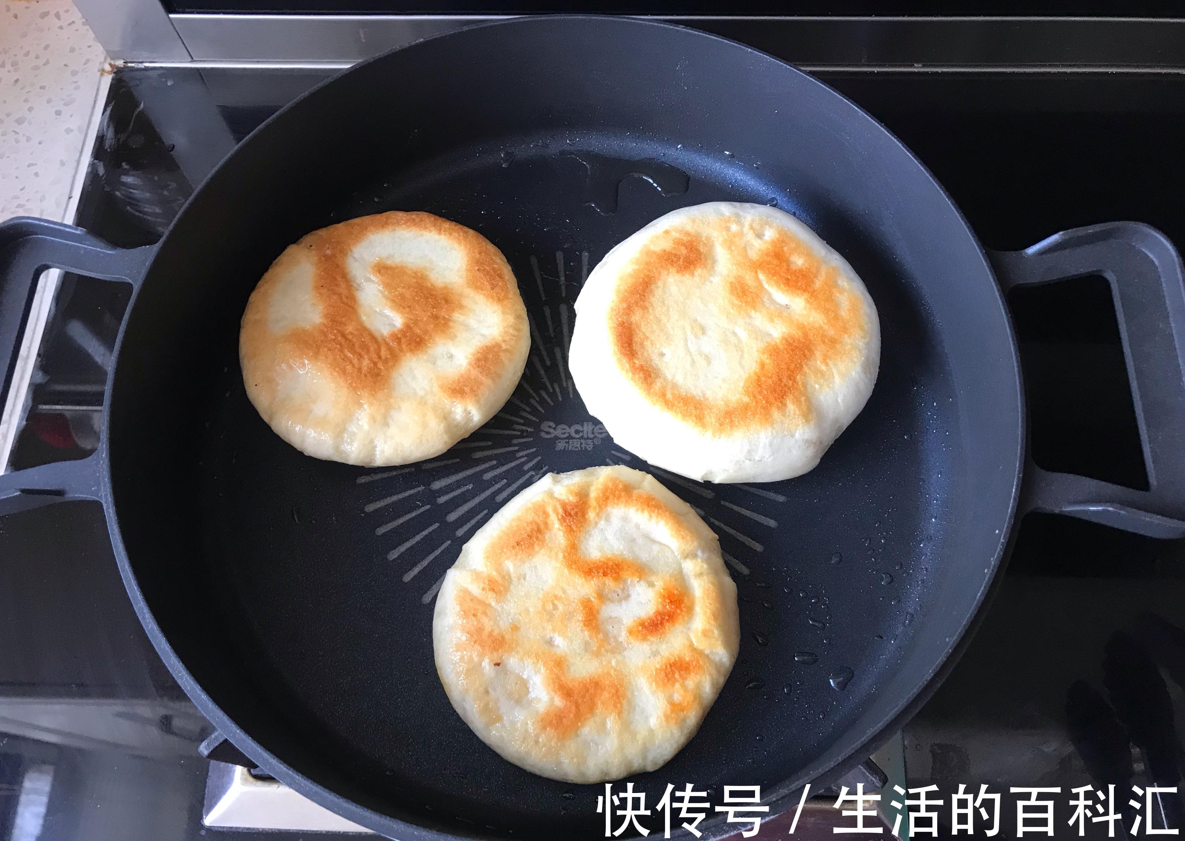 不用擀面皮,不用刷油酥,只需要三分钟,好吃的椒盐小饼就出锅