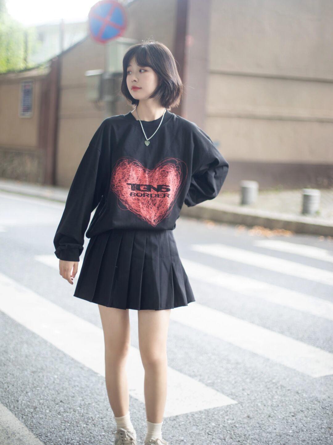 红色字母卫衣+白色休闲裤,韩范十足!|早秋卫衣合集| 韩范