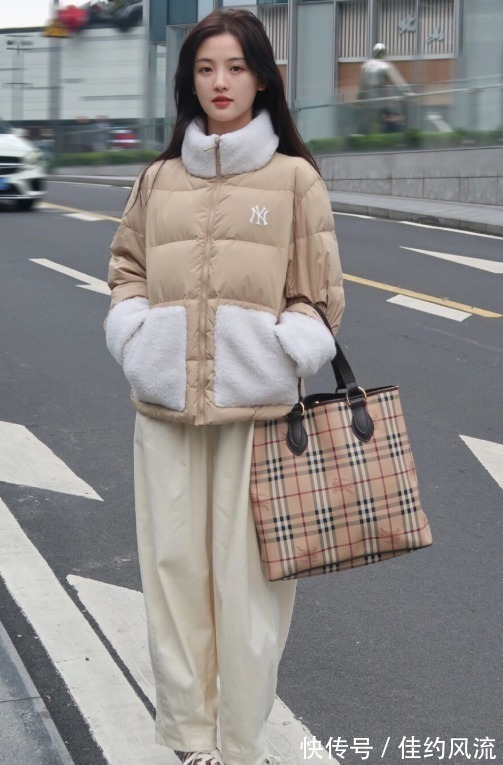 小姐姐 今年流行“羽绒服+小白裤”,保暖舒适又清爽,日常百搭不挑人