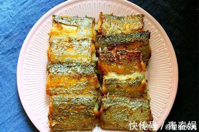 做带鱼时，直接清洗可不对，多加一勺它泡一下，洗得干净没腥味