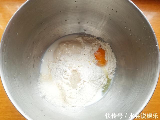 高筋面粉|学会用这种方法做面包,拉丝效果极佳,绵软又香醇,不信你也试试