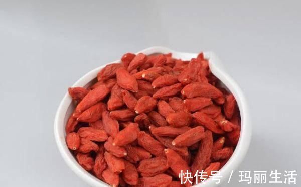 一步之遥|提个醒吃枸杞时别碰此物，吃了就是在找病受，如今知道还不晚