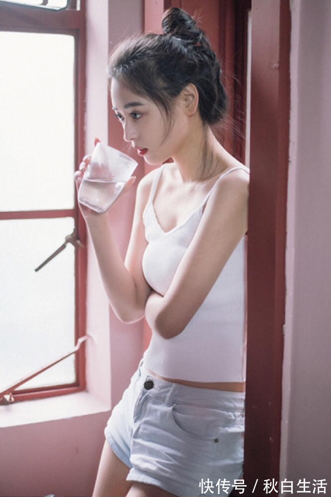 短裤|时尚穿搭第七百三十八期 吊带背心搭配白色短裤美美的家居穿搭