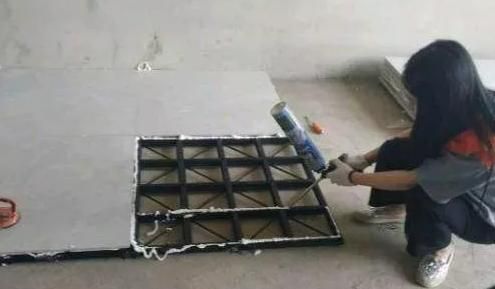 地面|新房装修,老师傅直接在地上铺满“骨架”贴瓷砖,真的长见识了