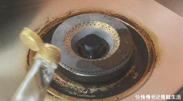 只用白醋就能让你家的燃气灶焕然一新，我家就是用的这个方法！