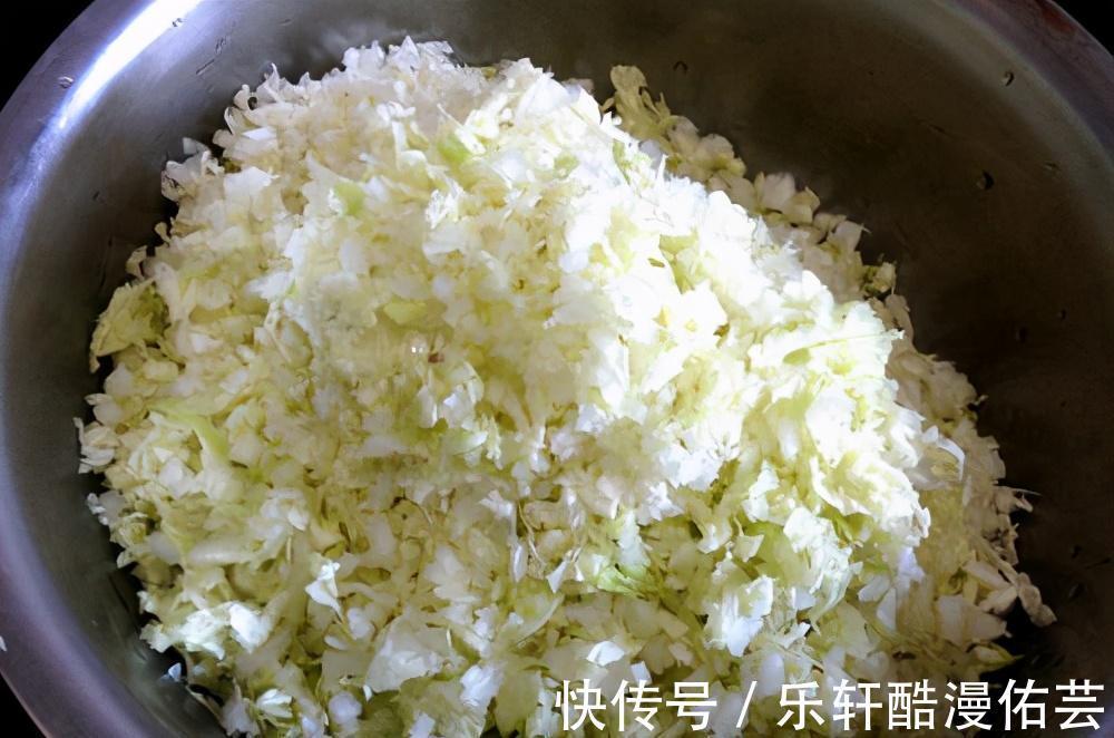 吃不完的饺子，最忌直接放冰箱，教你一招，饺子不开裂不破皮！