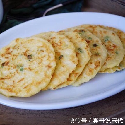 玉米不用水煮，换个做法，不用10分钟做完，自己就能吃光一盘！