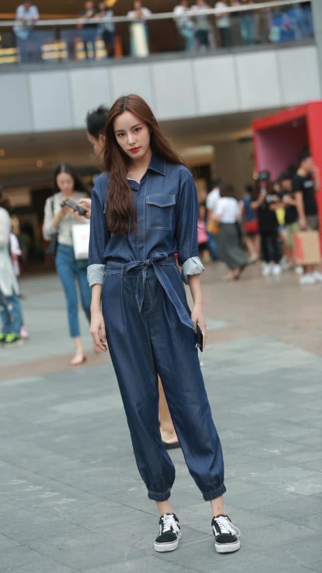 西装 面带微笑气质温和的美女，休闲西装搭配牛仔裤，精致又漂亮