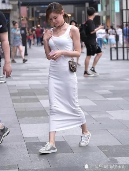 清凉|想要清凉度夏，就穿吊带连衣裙准没错，时尚达人搭配纯白色连衣裙