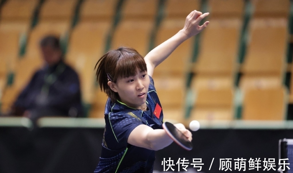 国乒|58岁倪夏莲3-2王艺迪晋级四强！跳起庆祝胜利，丈夫捧脸甜蜜献吻