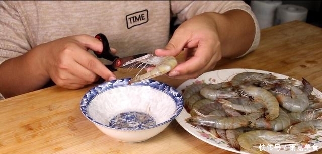 大虾|炸大虾,有人用面粉有人直接炸?都不对!教你正确做法,酥脆解馋