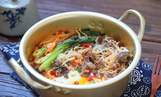 从头|适合冬季吃的面条,有肉有菜还有蛋,一碗下肚从头暖到脚,真舒服