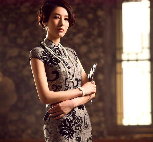 东方女性 “旗袍小姐姐”走红,穿着得体却霸气侧漏,翘腿划拳形象尽毁!