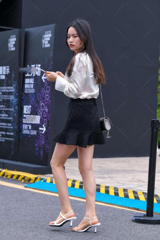 白色真丝衬衫，搭配黑色百褶裙，温柔又优雅