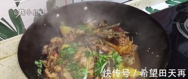 鸡肉|徐州特色菜地锅鸡,饭菜一锅出,面饼劲道,好吃下饭一大盘不够吃!