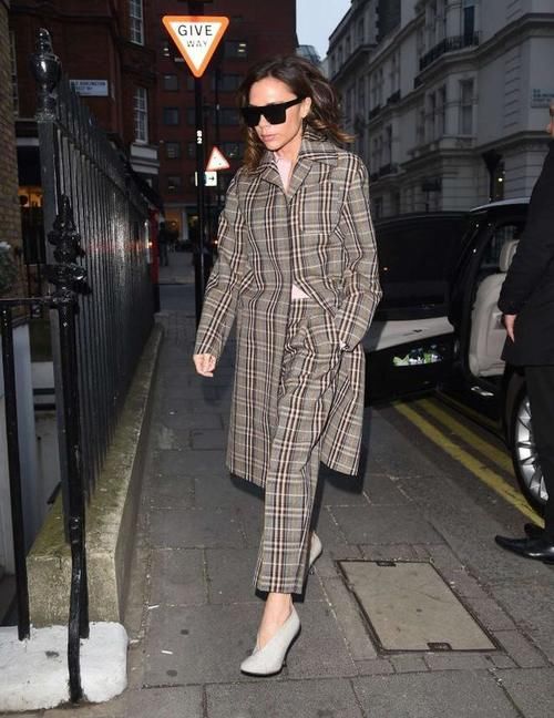 格纹大衣怎么穿才不老气？试试这四组搭配方案，打造出复古优雅感