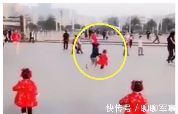 哥哥|拼二胎生了三胞胎女儿,出门时哥哥真是操碎了心,画风太有爱