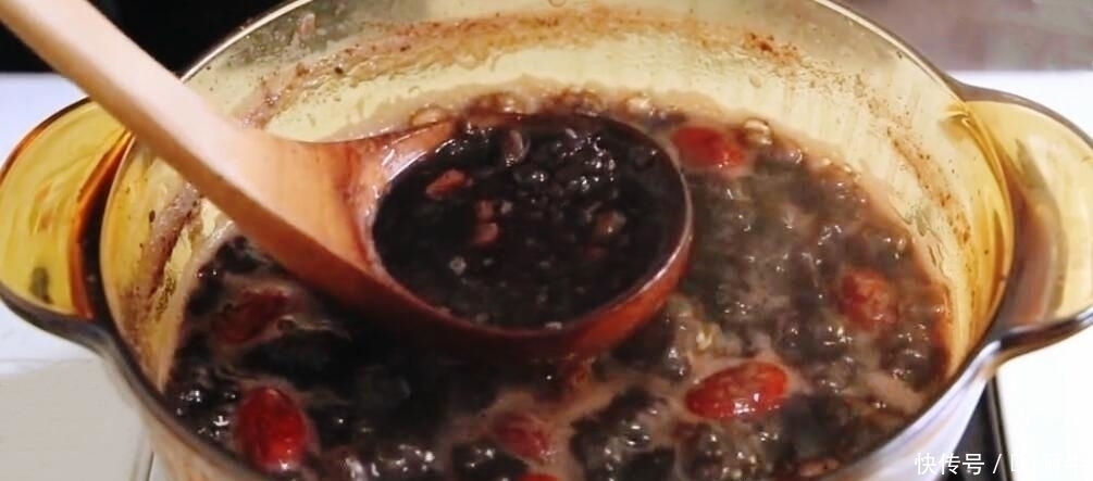 三黑粥|白发最怕这食材，隔天吃一回，头发乌黑亮丽，人人见了都夸漂亮