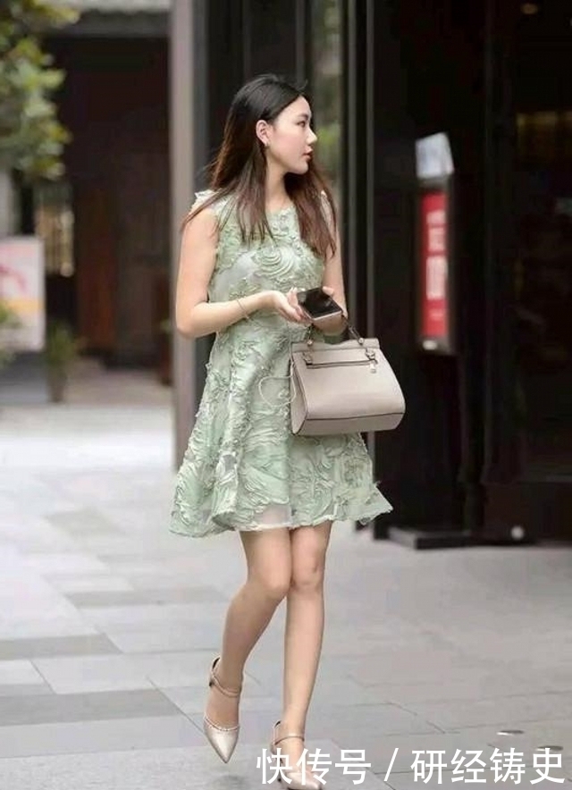 牛仔裤|路人街拍,小姐姐搭配一条超短牛仔裤,特别的时髦