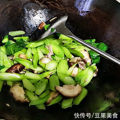冬天的的味道，芥兰香菇炒肉丝不用烤箱照样能做