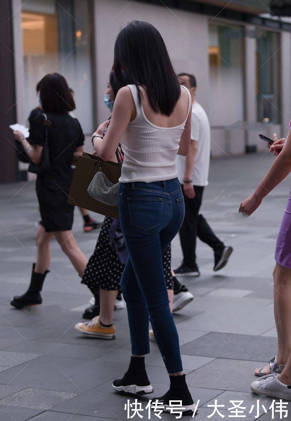 大哥|美女街拍:步行街偶遇的小姐姐,一直盯着偷看手机,不知道联系哪位大哥!