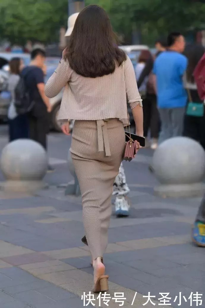 针织连衣裙|美女街拍美女穿针织连衣裙穿搭,女人味十足