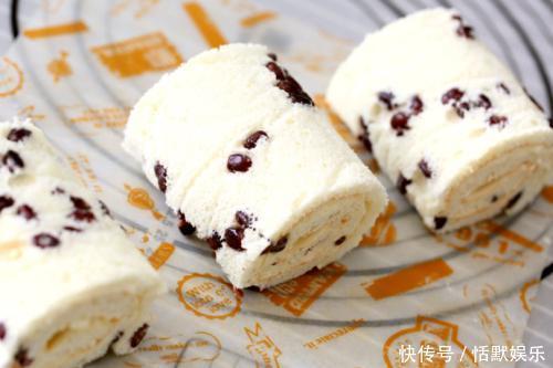 红豆裹进面团,擀一下卷一卷,上锅一蒸美味即成,香甜好吃又简单