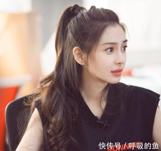 丸子头已经不实行了,今年流行苹果头,减龄显脸小