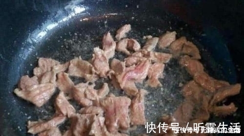 洋葱和此物一起炒,每天炒一盘,血管不堵了,排出毒素,早食早好