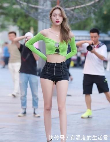 樱桃口 绿色一字肩衬衣搭配高腰牛仔裤,清新自然,气质感满满!