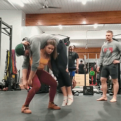 展示|加拿大女孩展示最强深蹲姿势！男人惊呼：这样的女友，怕了...