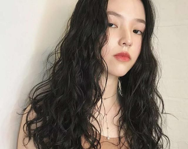 减龄 怎么样烫头蓬松还不显老?搞懂这三个减龄发型,小卷洋气大卷时尚