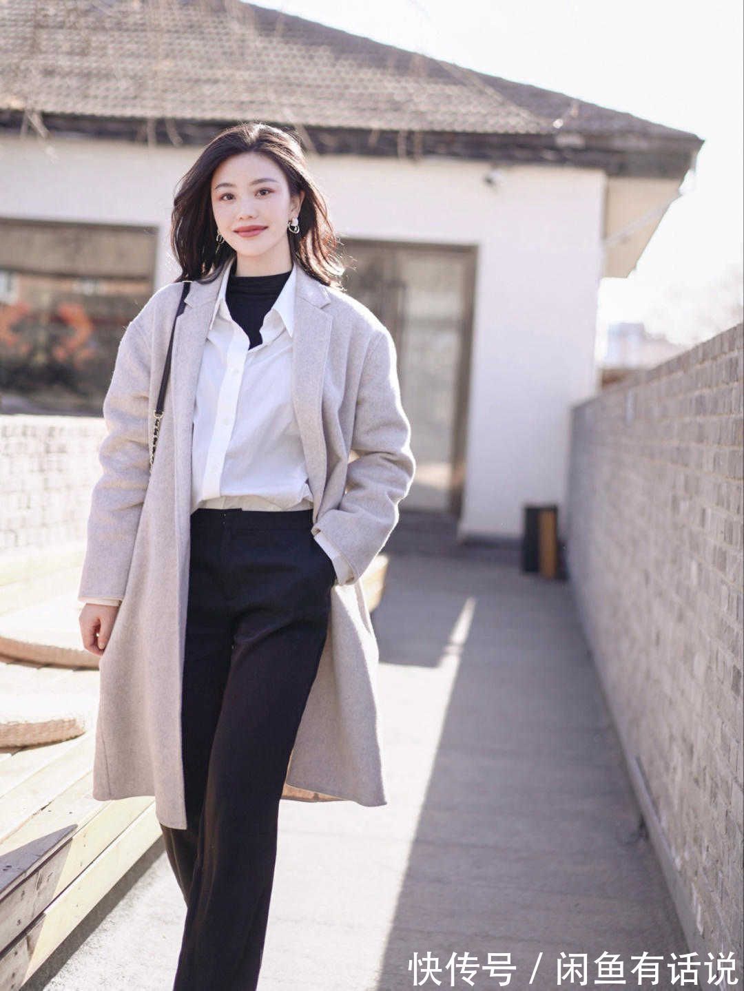 搭配 “大衣+格纹裙”太显气质了,学35岁博主这么穿,温柔还有高级感