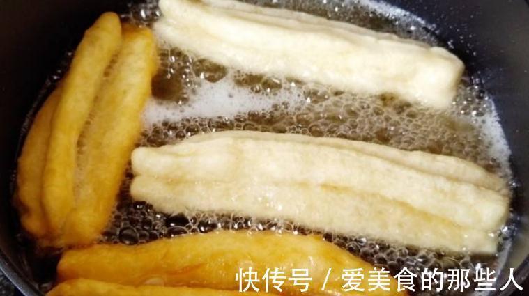 炸油条加酵母,难怪不好吃!教你正确做法,油条不僵硬,蓬松酥脆