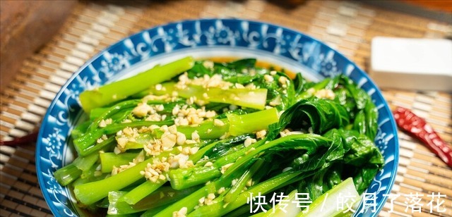 青菜不能直接下锅炒,牢记2个小窍门,出锅青菜翠绿还不出水!