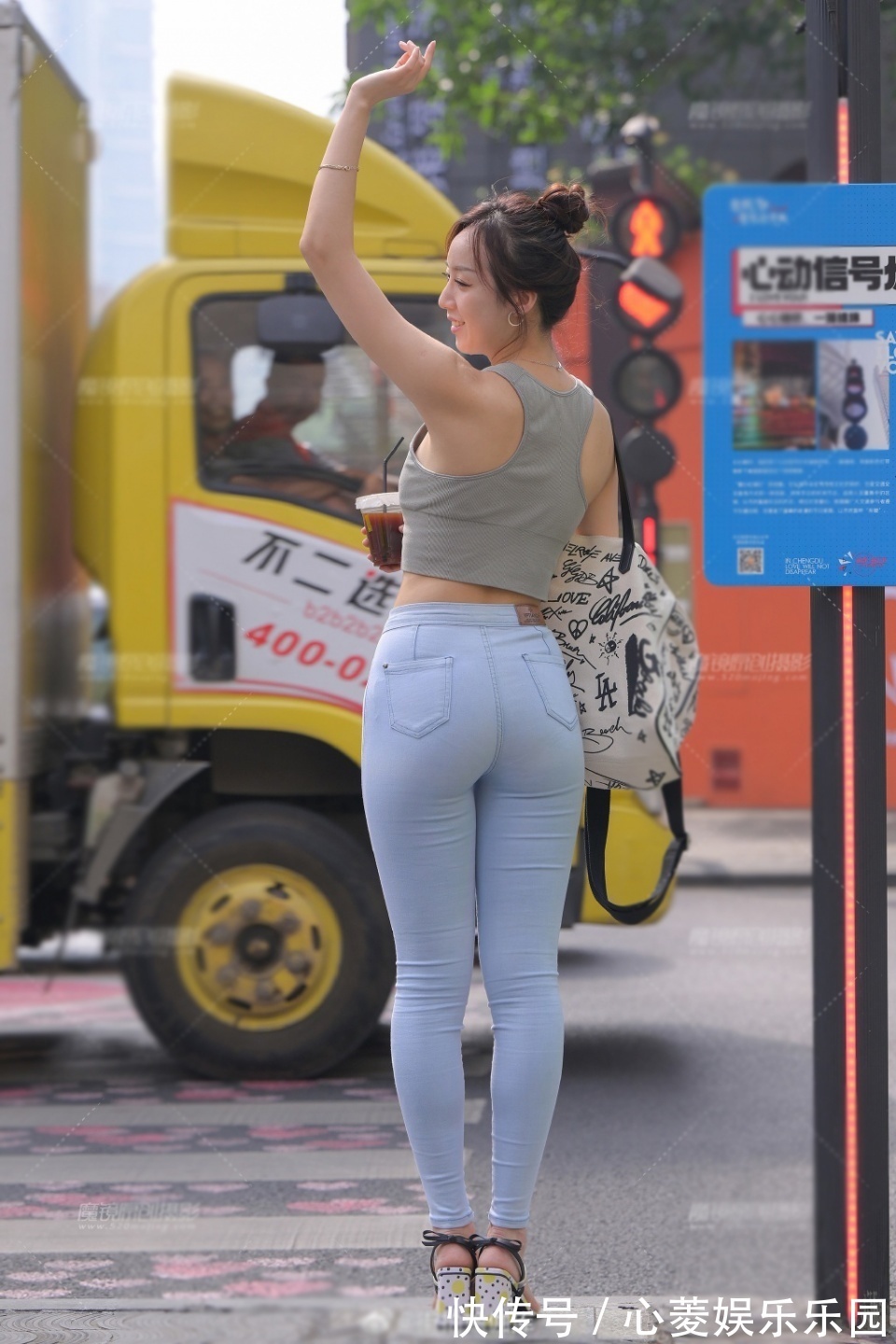 小姐姐 穿搭牛仔裤依然是休闲担当,配上短款背心,修身清凉简约大方